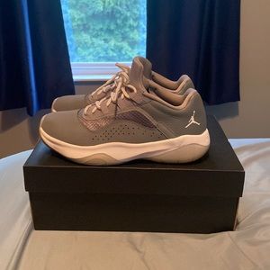 Air Jordan 11 comfy low (GS) size 6